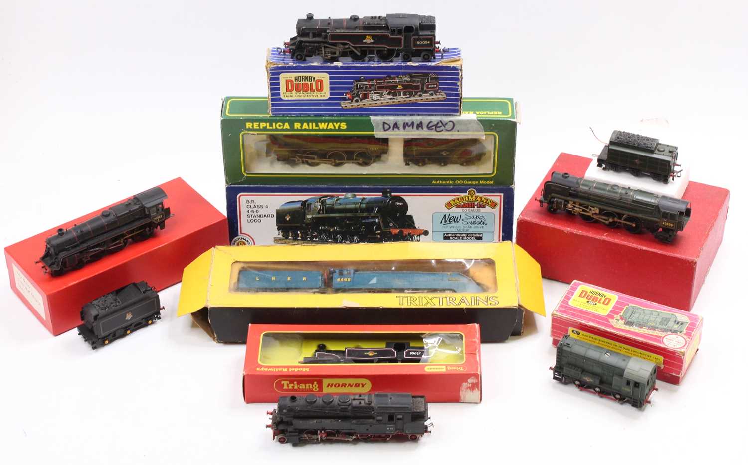 One tray containing a collection of mixed 00 scale boxed and loose locomotives to include a Hornby