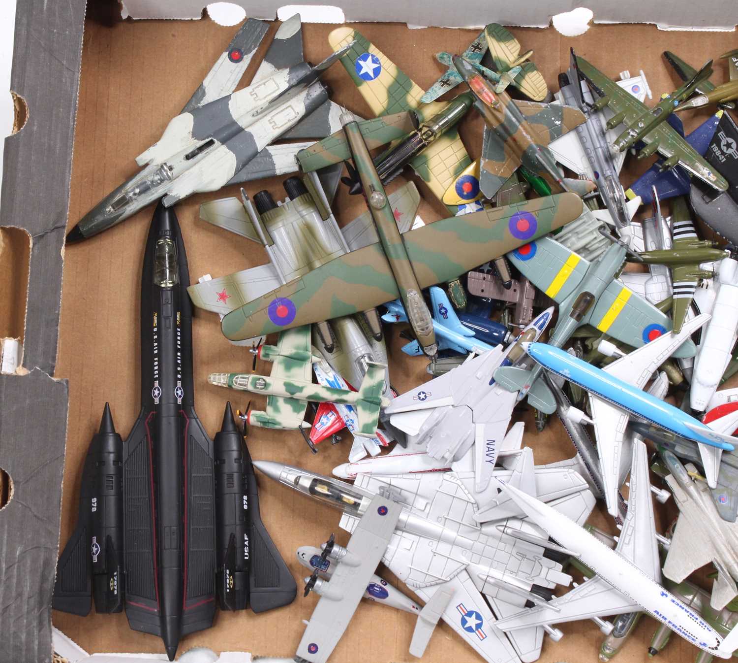 One tray containing a collection of mixed diecast, white metal, and plastic model aircraft to - Image 3 of 3