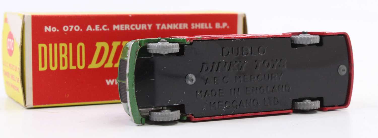 Dublo Dinky Toys No. 070 AEC Mercury tanker, Shell/BP, with windows, grey knobbly wheels, in the - Image 3 of 3