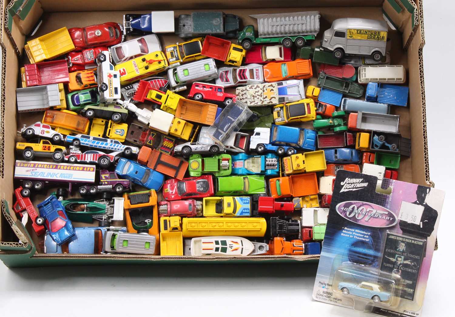 Two trays containing a collection of mixed Matchbox Hotwheels and similar scale modern release and - Image 3 of 3