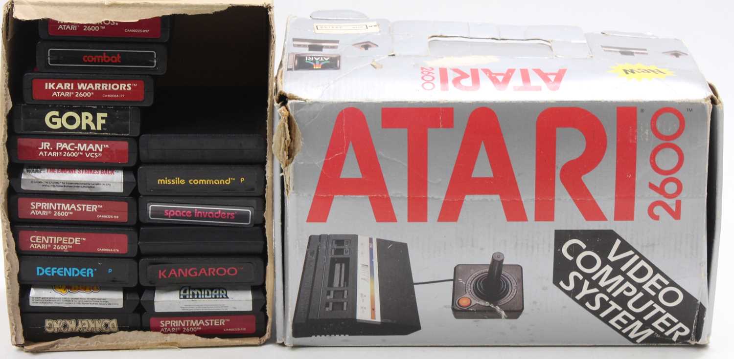 An Atari 2600 video computer system housed in the original box together with the box containing a - Bild 5 aus 9