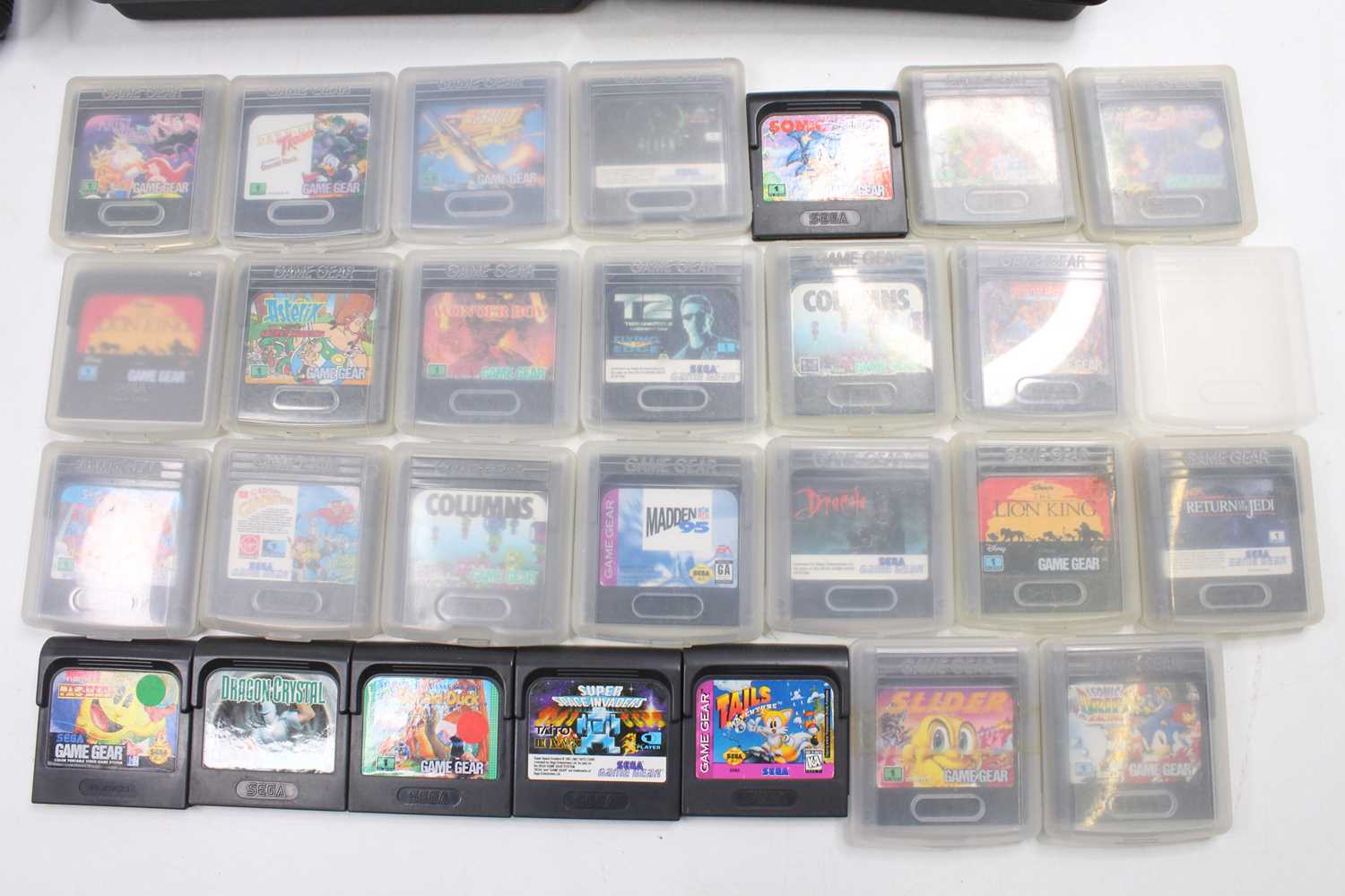 A collection of Sega Game Gear, hand-held video game consoles, together with a large collection of - Bild 2 aus 2