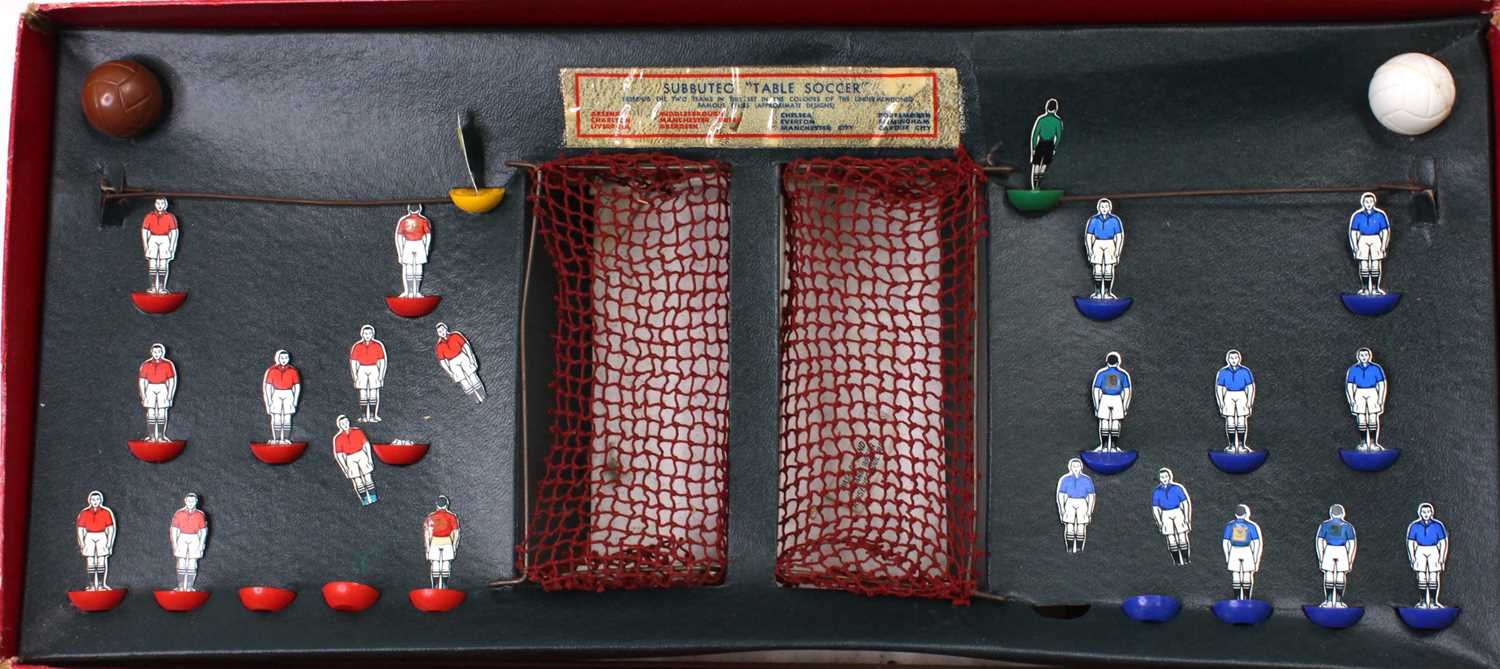 A Subbuteo Table Soccer set from the 1950's comprising 2 teams of 'flats' one in blue, and one in - Image 3 of 5