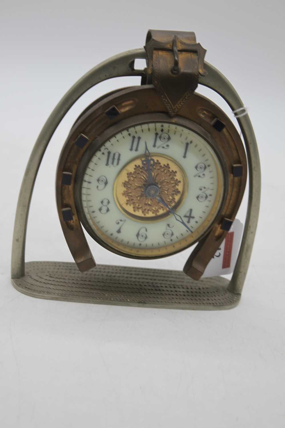 An early 20th century brass horseshoe clock, the enamel chapter ring showing Arabic numerals, height - Bild 2 aus 2