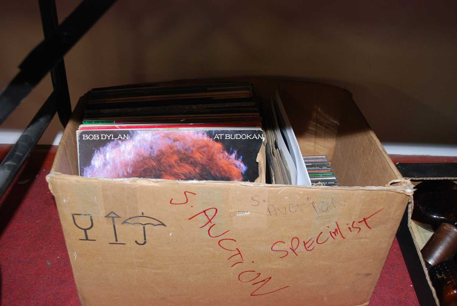 Two boxes of various records to include Abba, Kenny Rogers, Dusty Springfield, and Barbra Streisand - Bild 6 aus 6