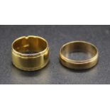 A Victorian style 18ct gold wedding band, having engraved tramline borders, 7.6g, size L; together