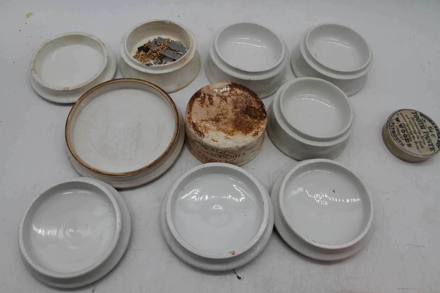 A collection of Victorian Prattware pot lids, largest dia. 12.5cmChixn Ham & Toothpase heavily - Bild 5 aus 6