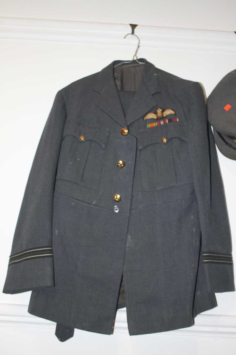 World War II issue RAF Flight Lieutenants uniform comprising Blazer, Jacket, trousers, great coat - Bild 2 aus 6