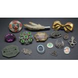 Assorted Victorian and later brooches, to include Scottish silver and agate example, a claw