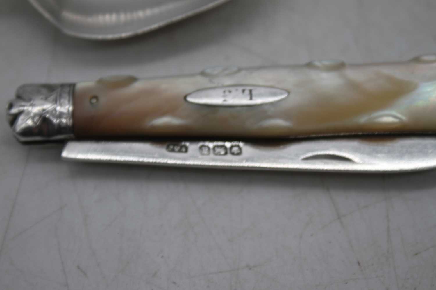 A George III silver serving spoon in the fiddle pattern, together with a silver bladed pocket - Image 2 of 4