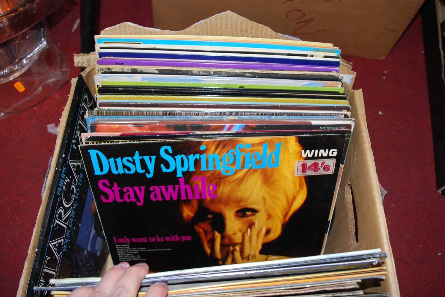 Two boxes of various records to include Abba, Kenny Rogers, Dusty Springfield, and Barbra Streisand - Bild 3 aus 6