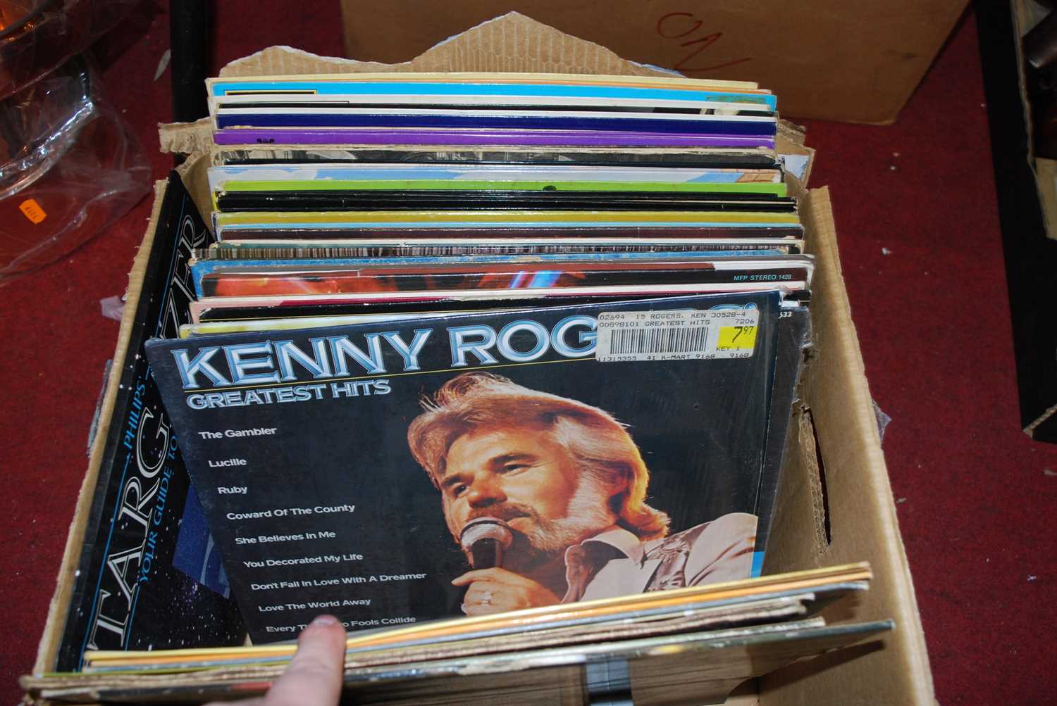 Two boxes of various records to include Abba, Kenny Rogers, Dusty Springfield, and Barbra Streisand - Bild 2 aus 6