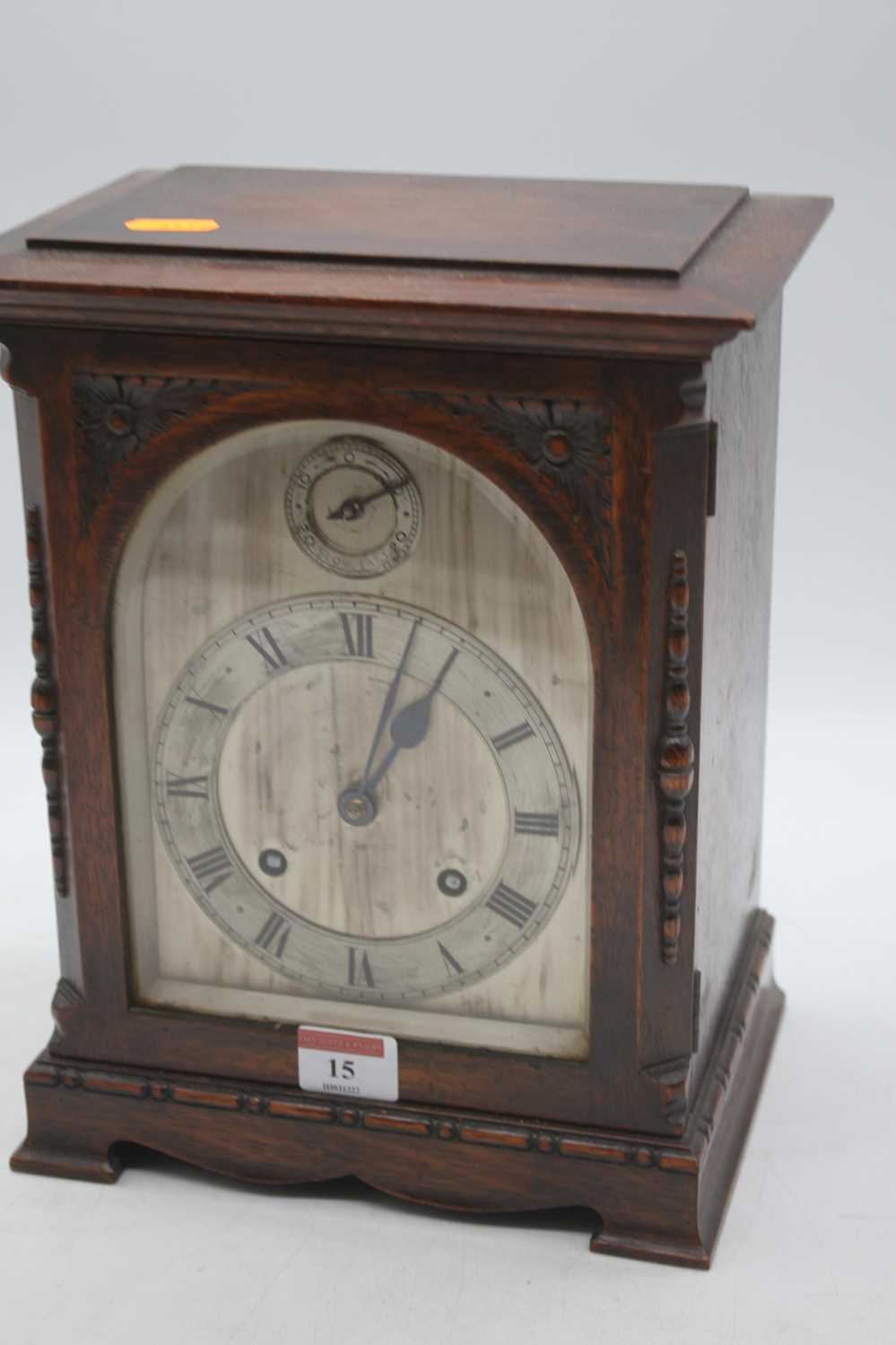 An early 20th century oak cased 8-day mantel clock, the slow/fast dial above a silvered chapter ring - Bild 2 aus 3