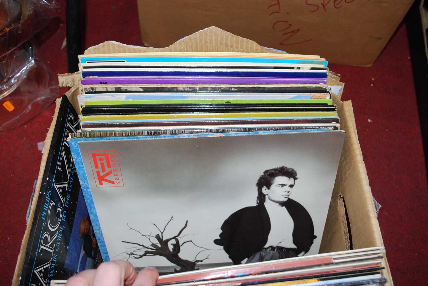 Two boxes of various records to include Abba, Kenny Rogers, Dusty Springfield, and Barbra Streisand - Bild 4 aus 6