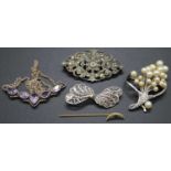 Assorted costume jewellery, to include filigree brooch, amethyst set necklet, faux pearl brooch,