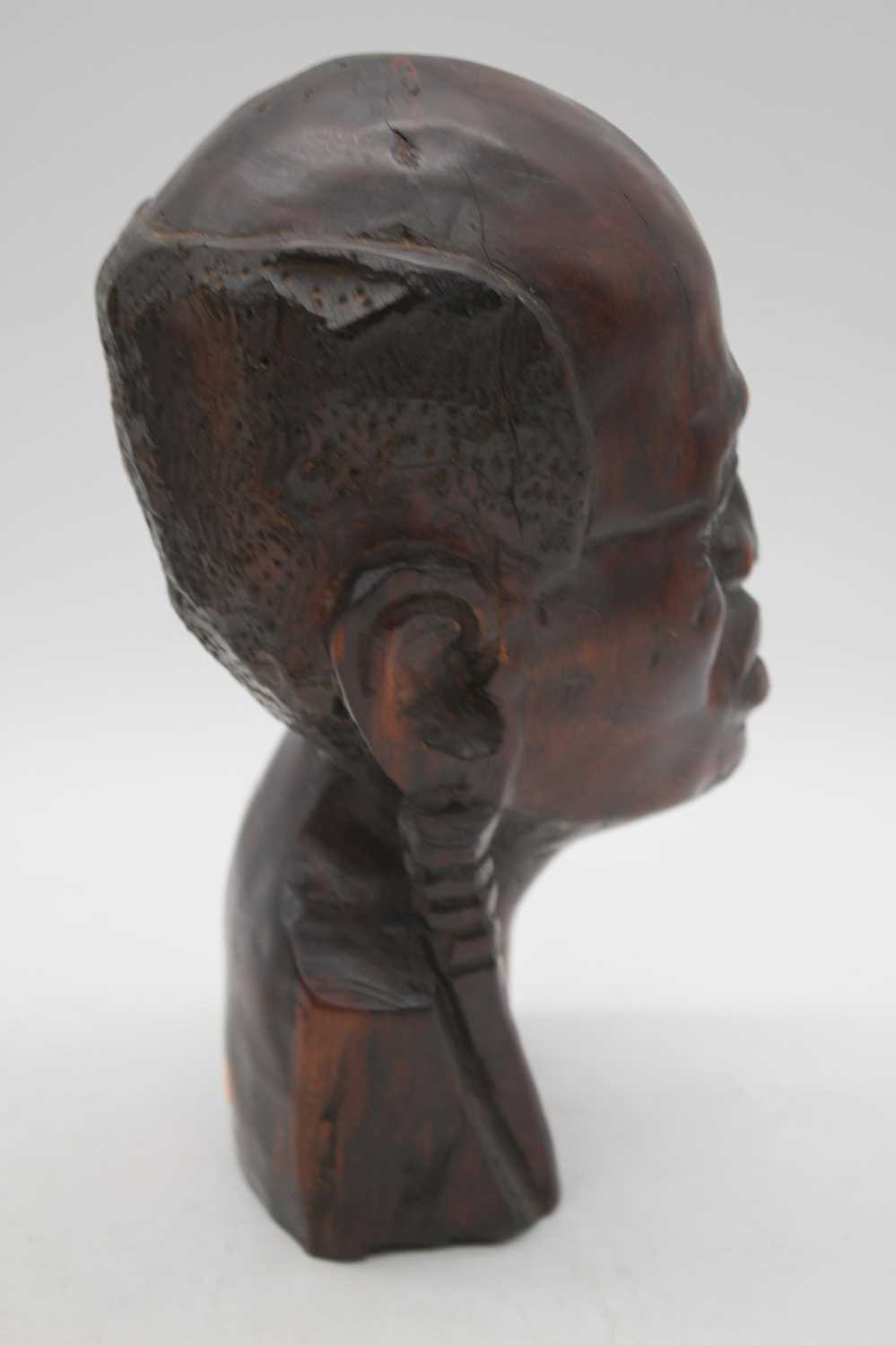 A pair of African carved hard wood head & shoulder busts, largest height 25cm - Bild 6 aus 8