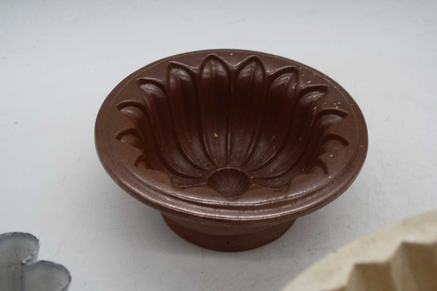 A collection of Victorian and later ceramic jelly mouldsConical Spode – small chip to the rim.Hen ( - Image 6 of 13