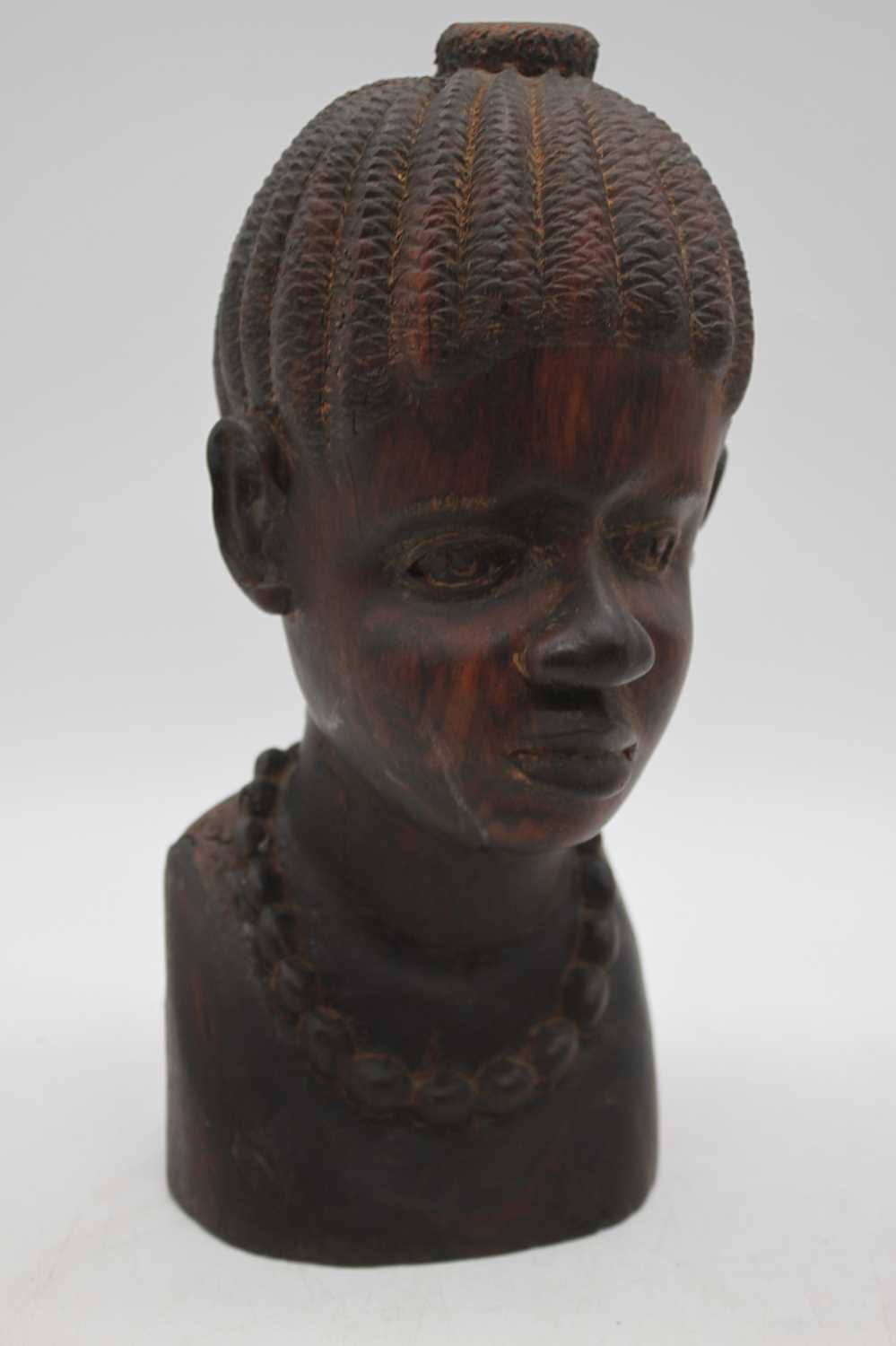 A pair of African carved hard wood head & shoulder busts, largest height 25cm - Bild 3 aus 8