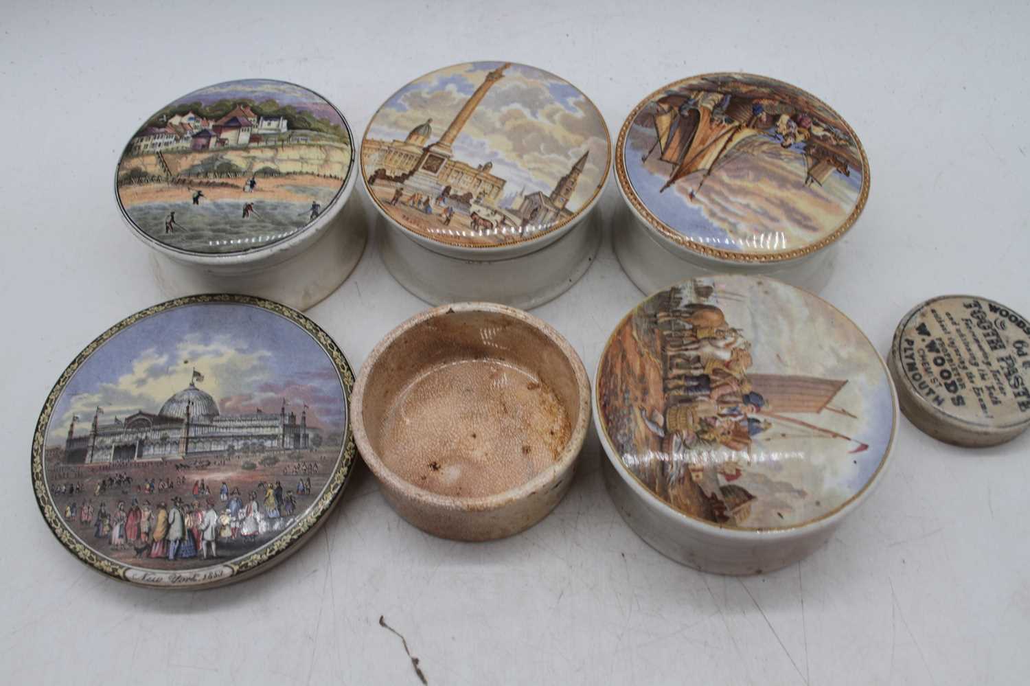 A collection of Victorian Prattware pot lids, largest dia. 12.5cmChixn Ham & Toothpase heavily - Bild 4 aus 6