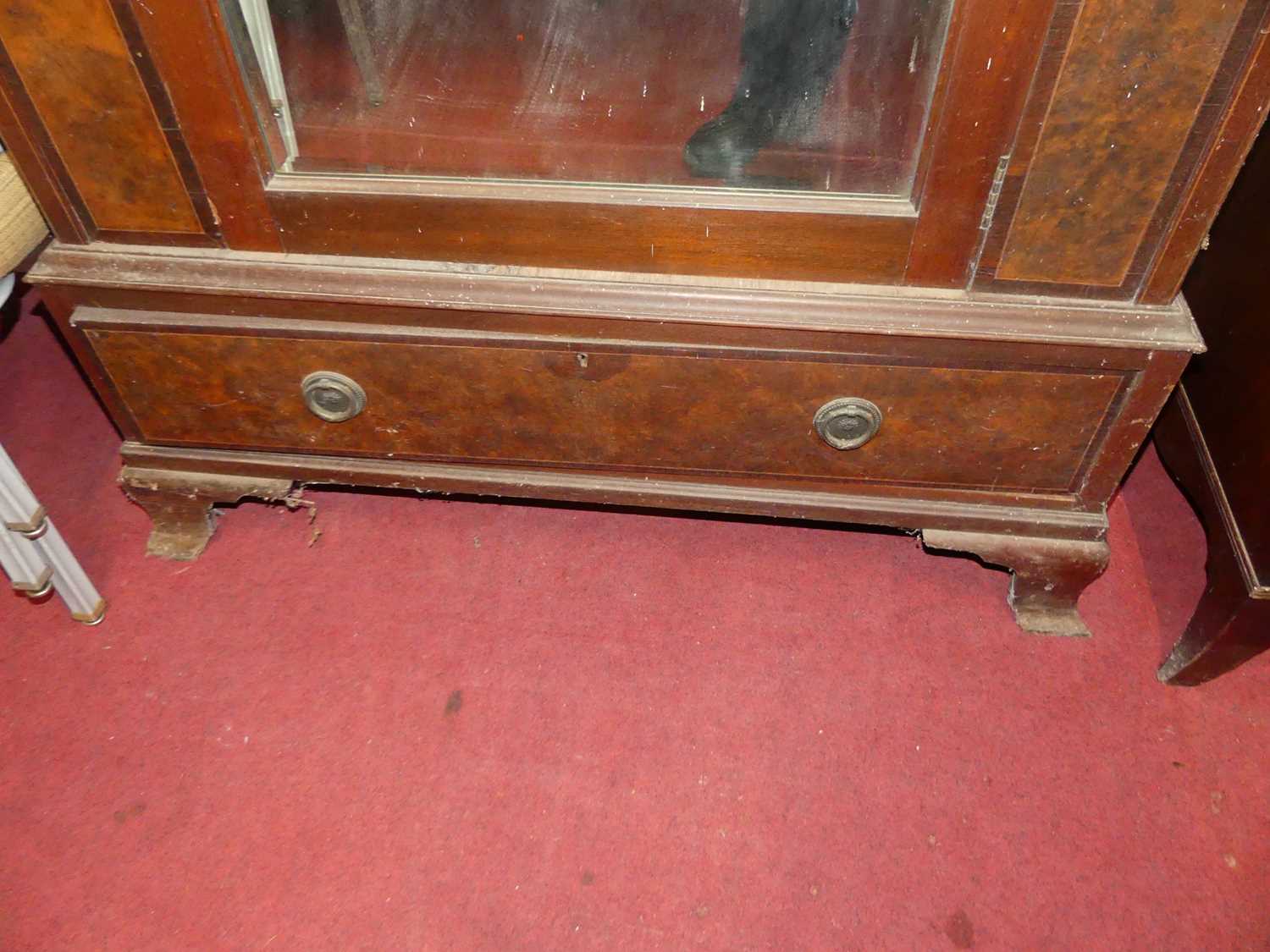 An Edwardian mahogany figured walnut and floral satinwood inlaid single mirror door wardrobe, with - Image 4 of 5