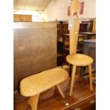 A contemporary stained elm spinning seat, together with a similar stool (2)