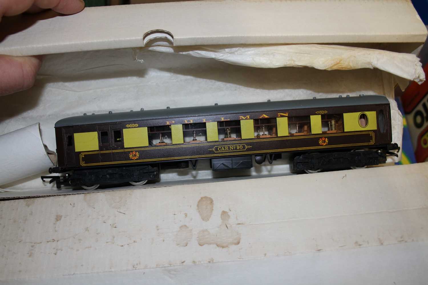 A large collection of mixed 00 gauge boxed wagons, locomotives, and accessories to include a - Image 5 of 8