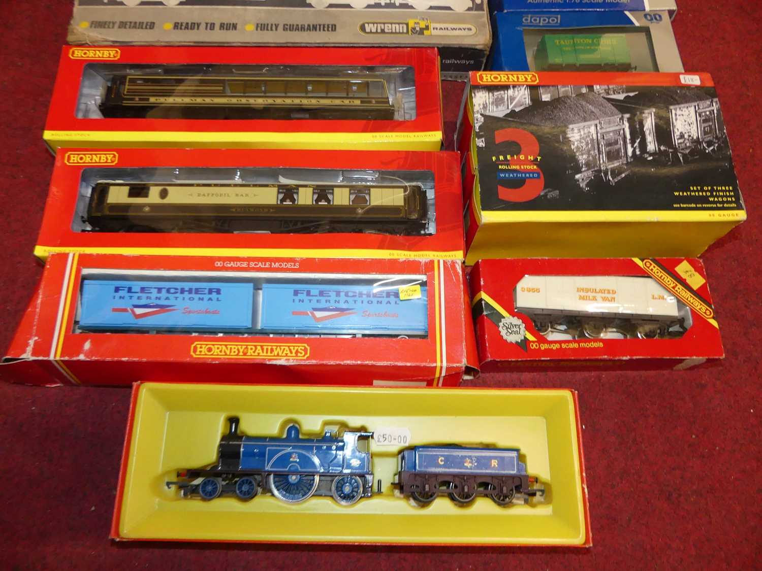 A large collection of mixed 00 gauge boxed wagons, locomotives, and accessories to include a - Bild 2 aus 8