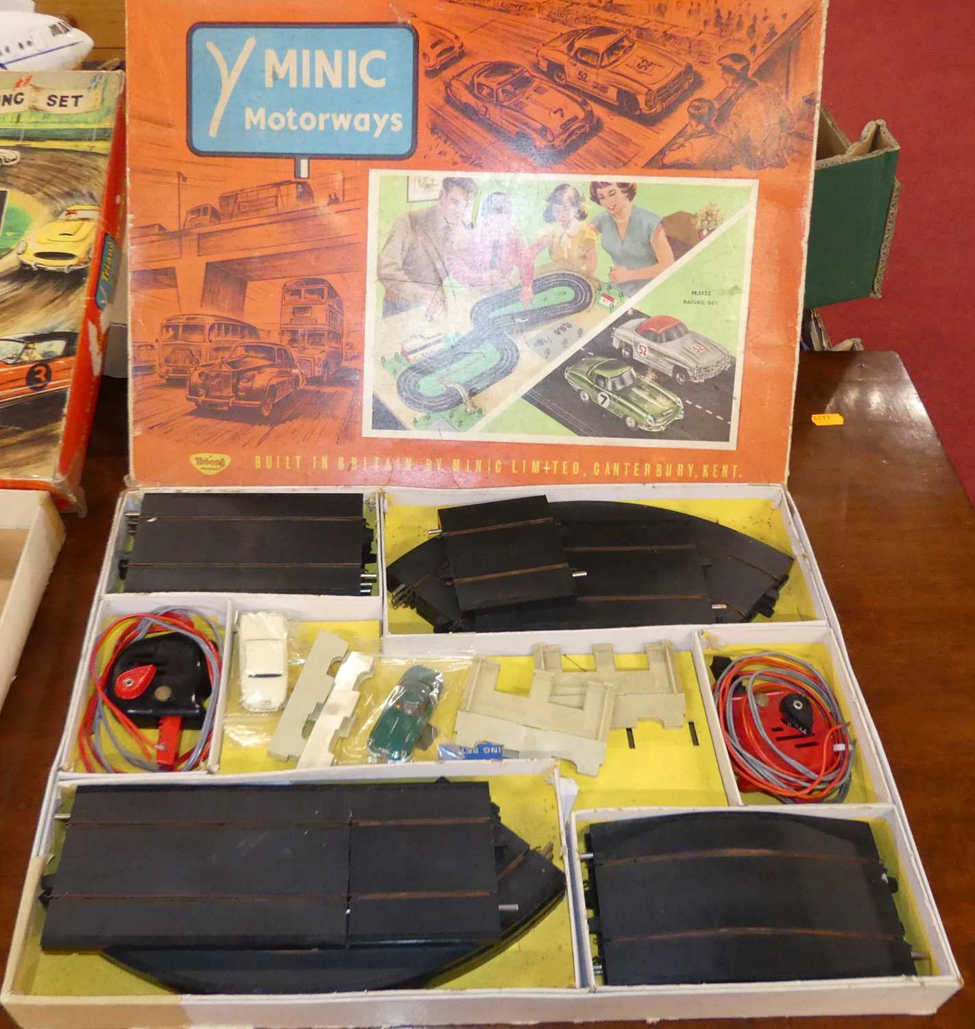 A Triang Minic Motorways No. M1521 gift set housed in the original box, and a No. M1522 racing - Bild 3 aus 3