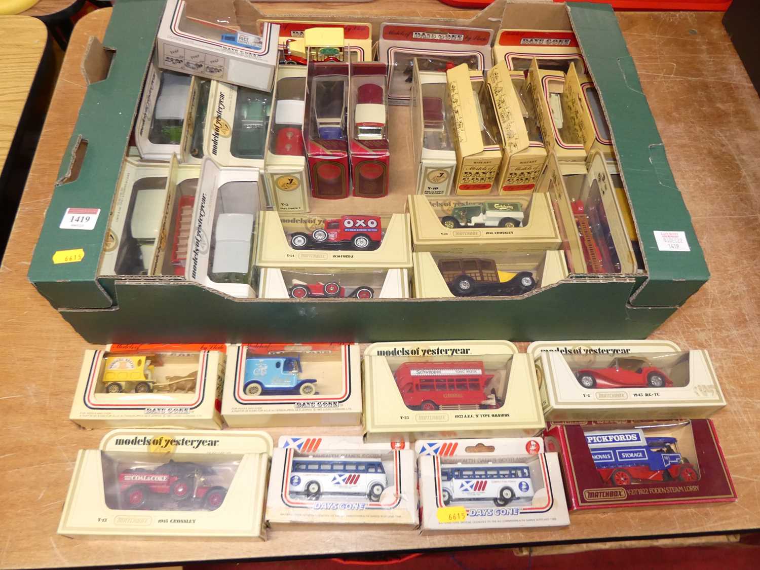 One tray containing a collection of mixed Lledo Days Gone and Matchbox models of Yesteryear