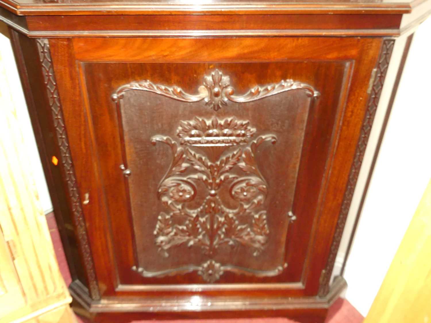 A circa 1900 Chippendale Revival floral fret carved mahogany corner cupboard, having glazed upper - Image 4 of 5