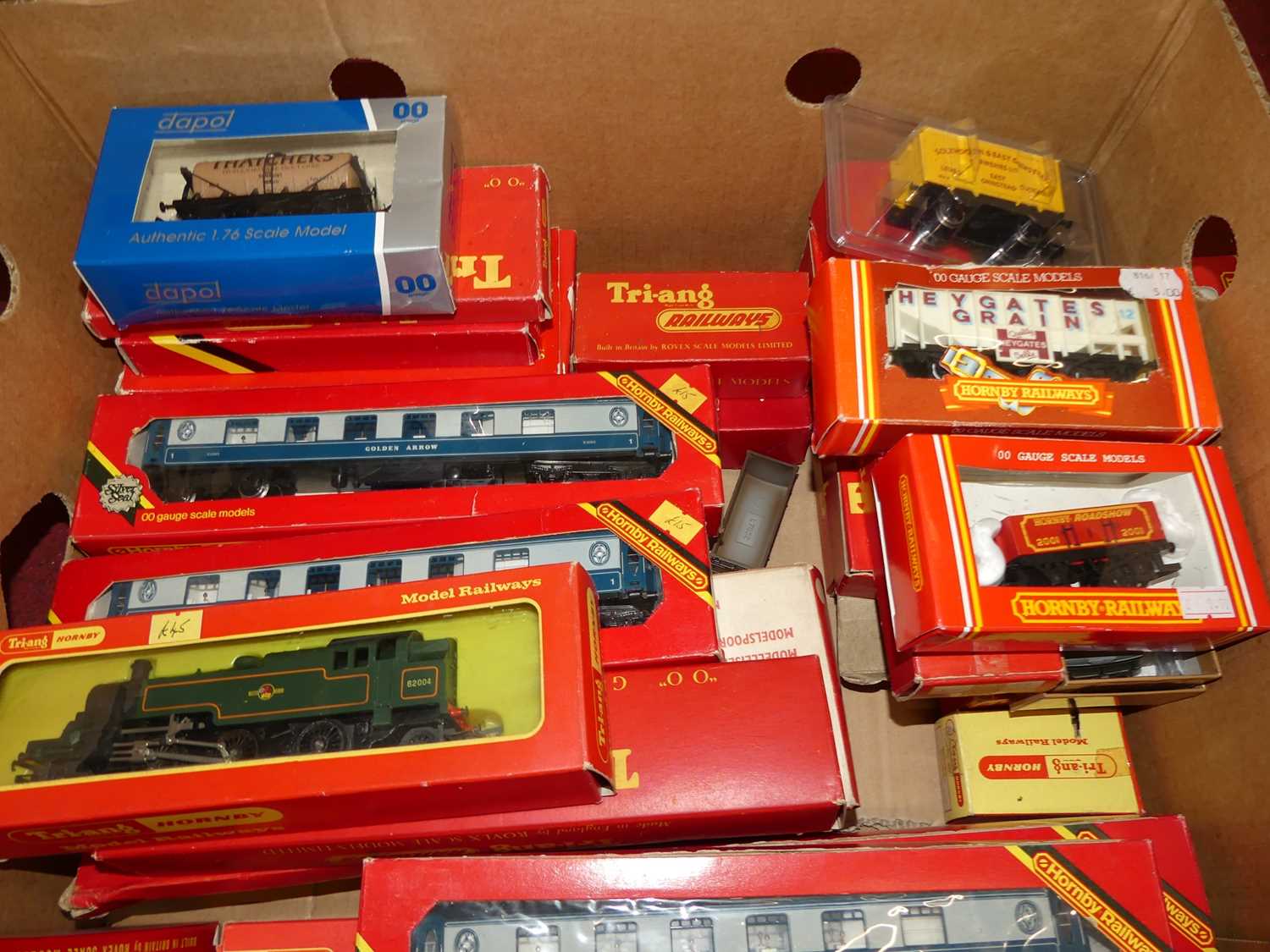 A large collection of mixed 00 gauge boxed wagons, locomotives, and accessories to include a - Image 4 of 8