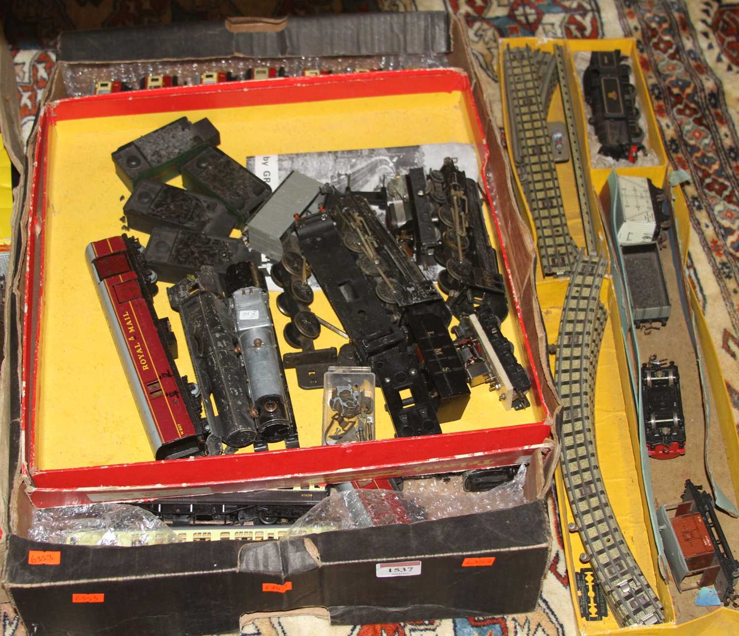 A tray of mixed 00 gauge rolling stock, locomotives and spare parts, to include Triang and Hornby