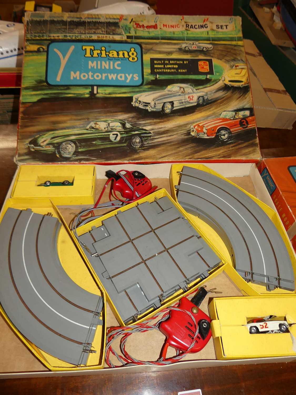 A Triang Minic Motorways No. M1521 gift set housed in the original box, and a No. M1522 racing - Bild 2 aus 3