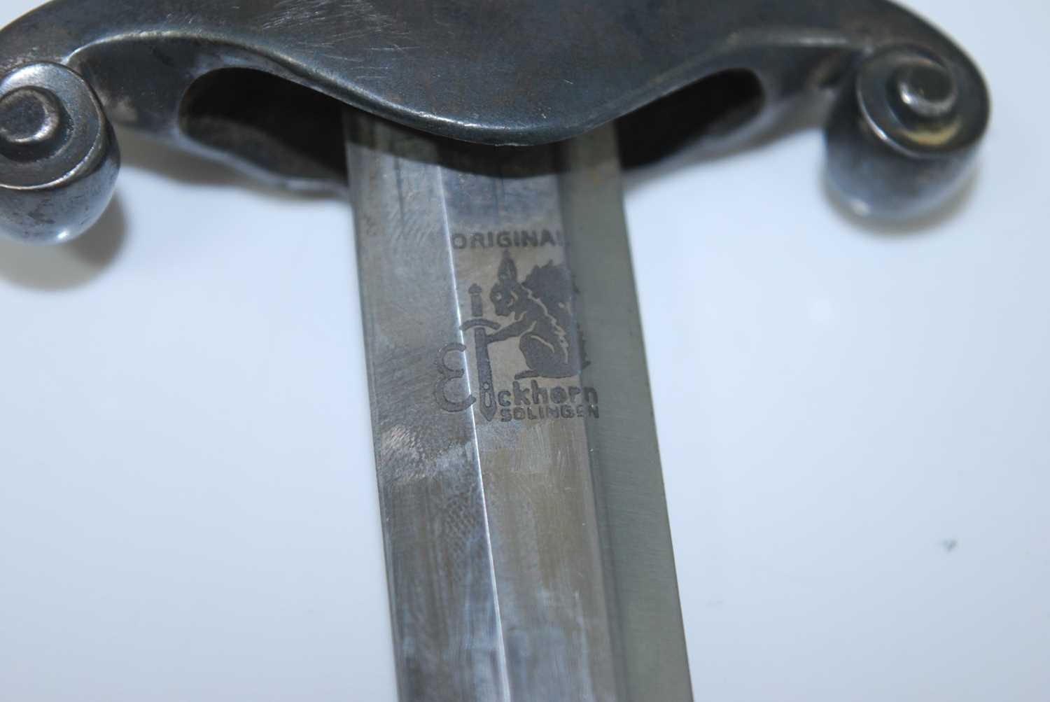 A German Third Reich Heer (Army) dagger, the 26cm double edged blade marked to the ricasso - Bild 3 aus 3