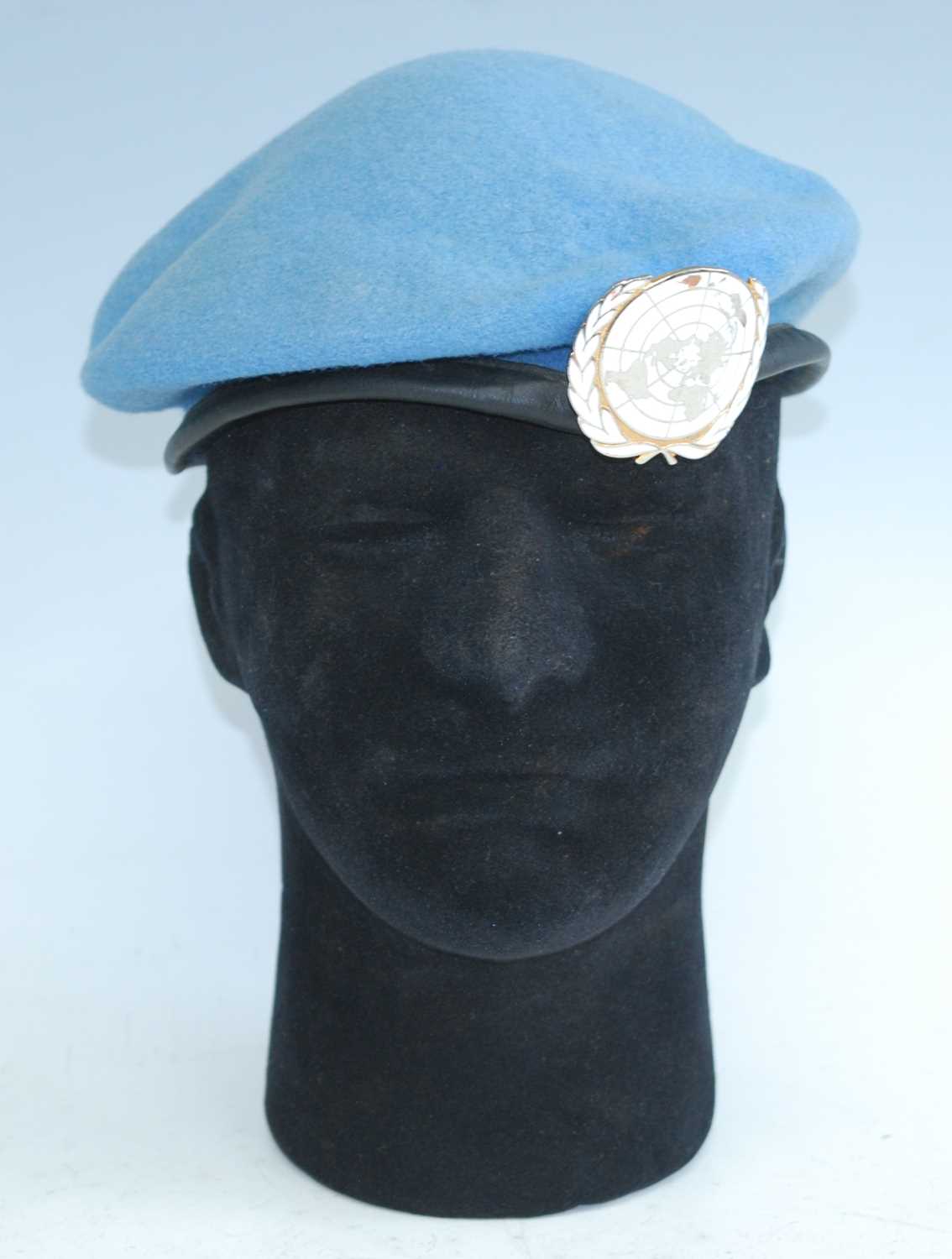 A blue woollen beret with badge for the Army Ordnance Corps, together with a United Nations beret - Image 5 of 5