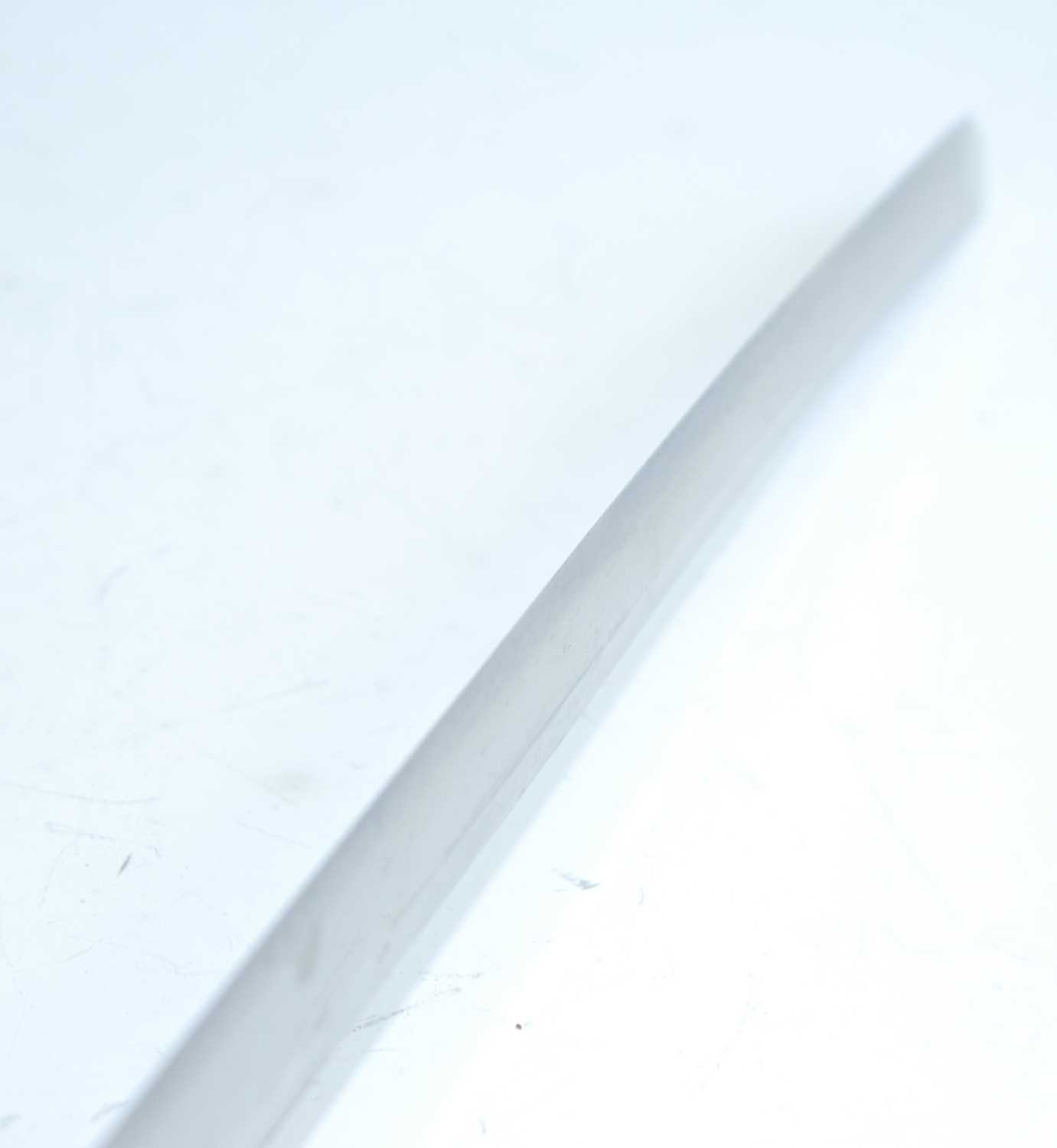 A Japanese Shinto Wakizashi, the 42cm slightly curved blade signed to the tang Hizen Tadayoshi, - Bild 8 aus 14