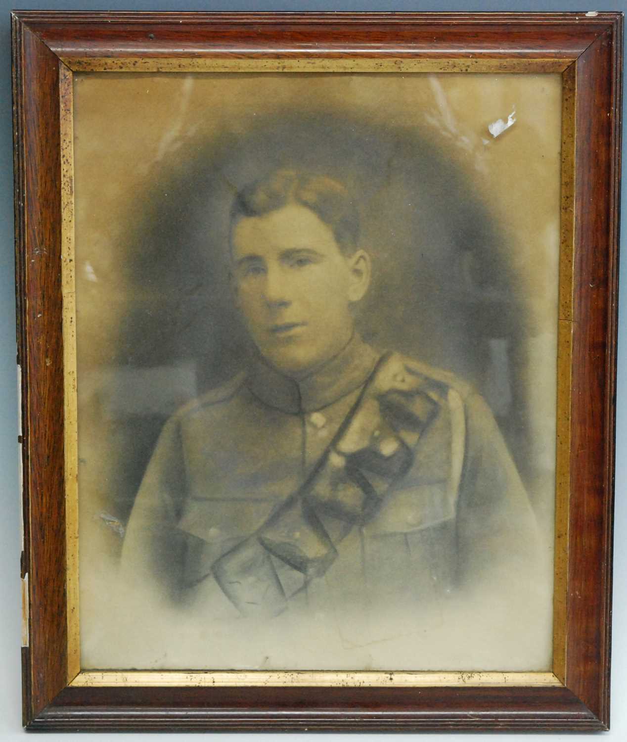 An early 20th century photographic print, "B" Company, Cross Country Team, 1st Battalion Hampshire - Bild 3 aus 4