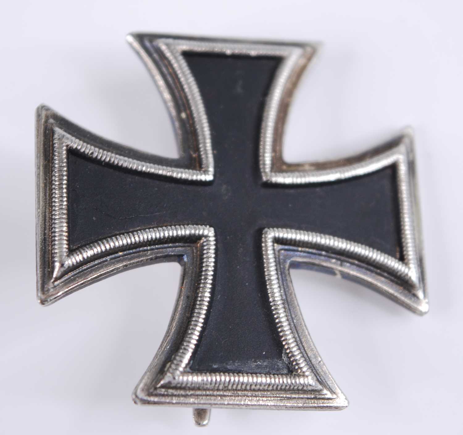 A German Iron Cross 1st Class, having a pin back, marked Deschlersohn. PLEASE SEE TERMS AND