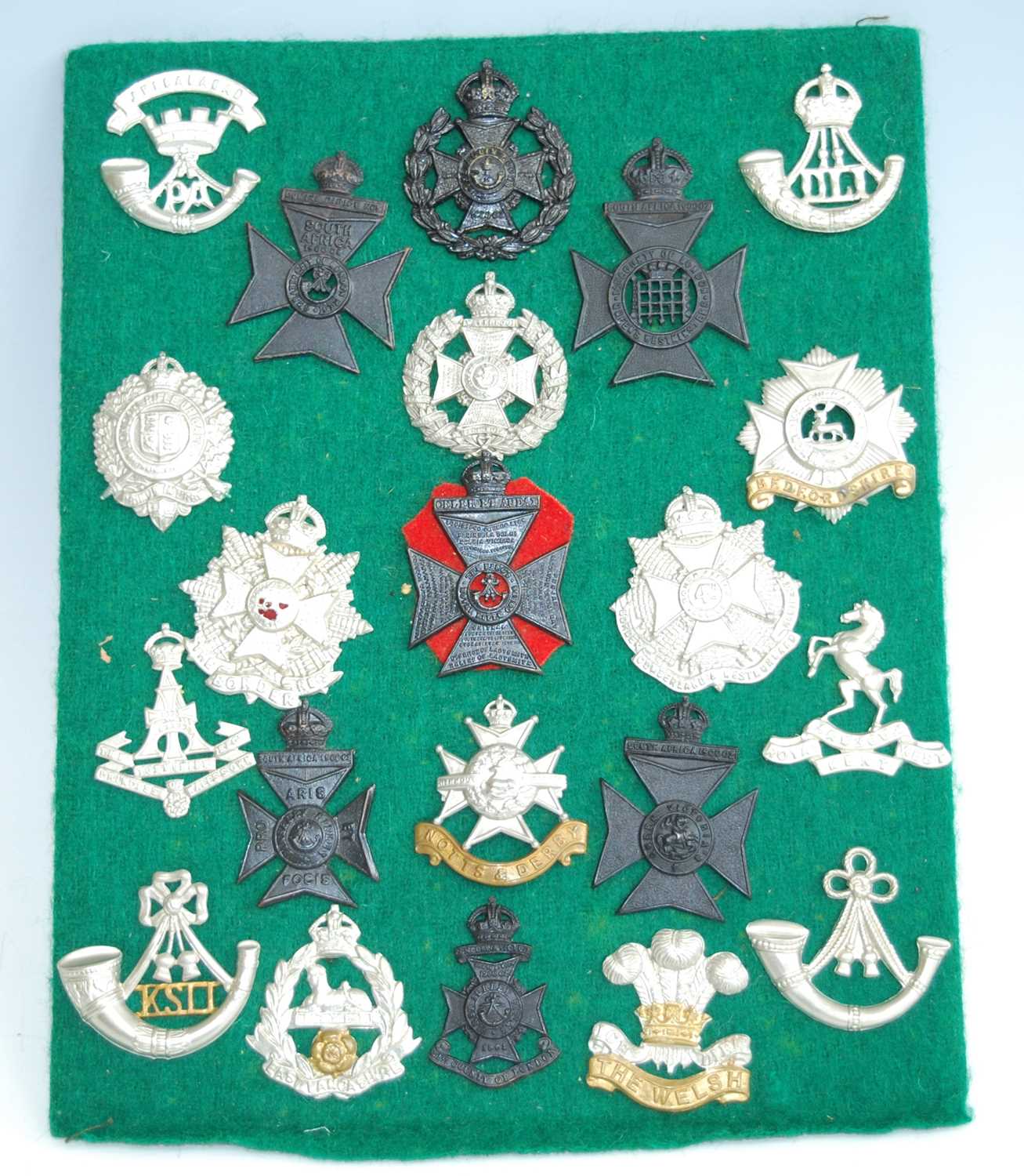 A collection of cap badges and insignia, mainly being British Army and Highland Regiments to include - Image 3 of 6