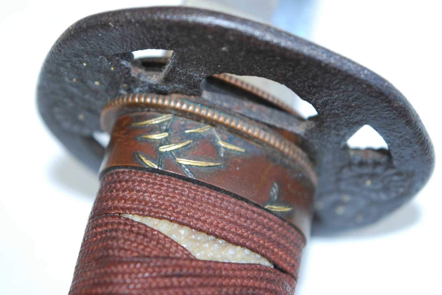 A Japanese Shinto Wakizashi, the 42cm slightly curved blade signed to the tang Hizen Tadayoshi, - Bild 9 aus 14