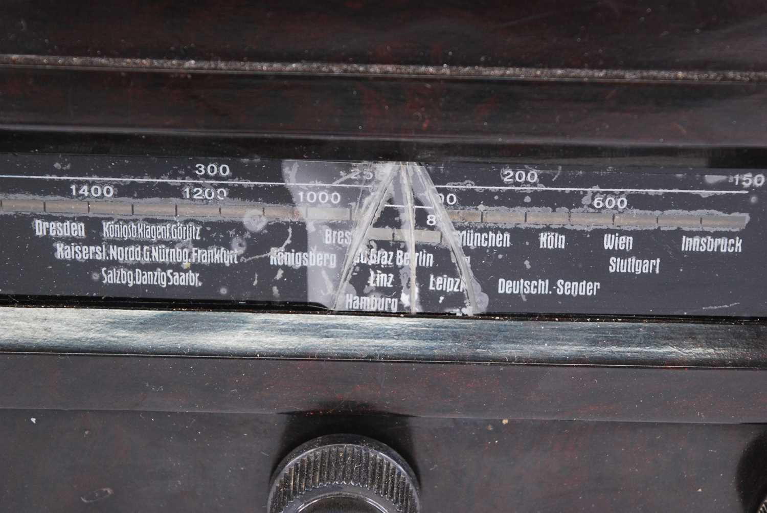 A WW II German VE 301 Dyn bakelite cased radio, the front panel flanked by eagle and swastika - Bild 2 aus 4