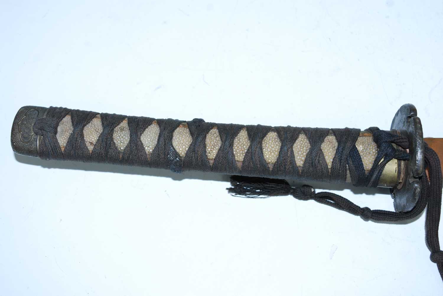 A Japanese Gendaito wakizashi, having a 54cm slightly curved blade with copper habaki, engraved - Image 4 of 12