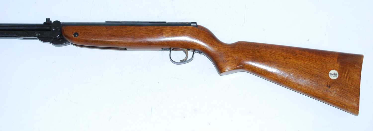 The Webley Mark 3 .22 calibre under-lever action air rifle, the beech stock with Webley logo, serial