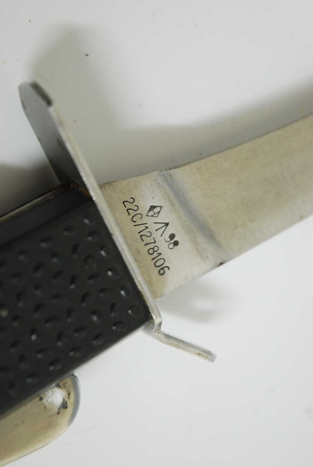 An R.A.F. Mk III survival suit knife, the 10cm blade marked 98 22c/1278106, 20.5cm. - Image 2 of 2