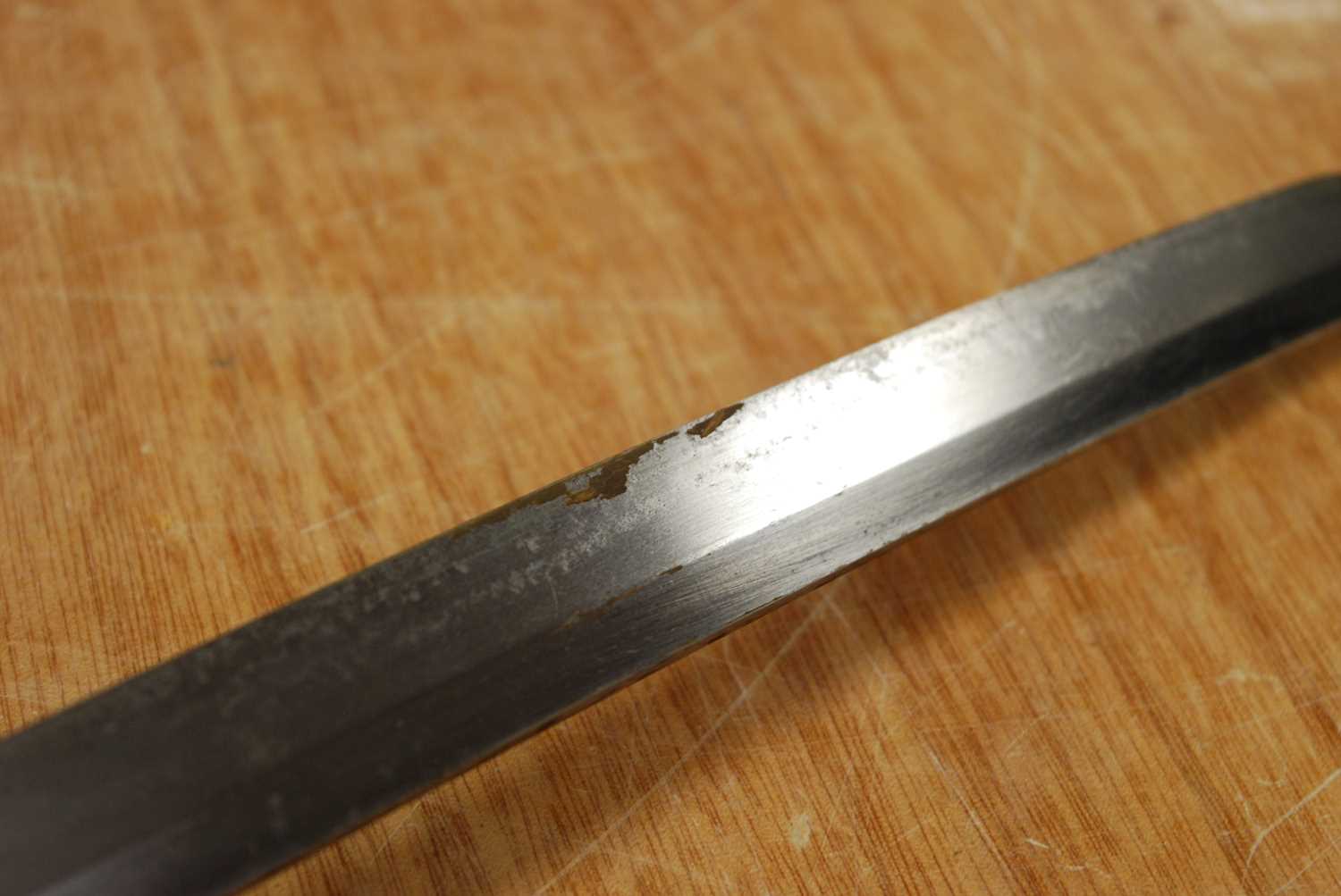 A Japanese Gendaito wakizashi, having a 54cm slightly curved blade with copper habaki, engraved - Image 8 of 12