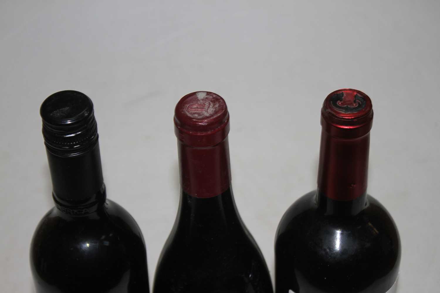 Telegramme, 2016, Châteauneuf du Pape, one bottle; Les Dauphins, 2017, Côtes du Rhone, two - Bild 5 aus 6