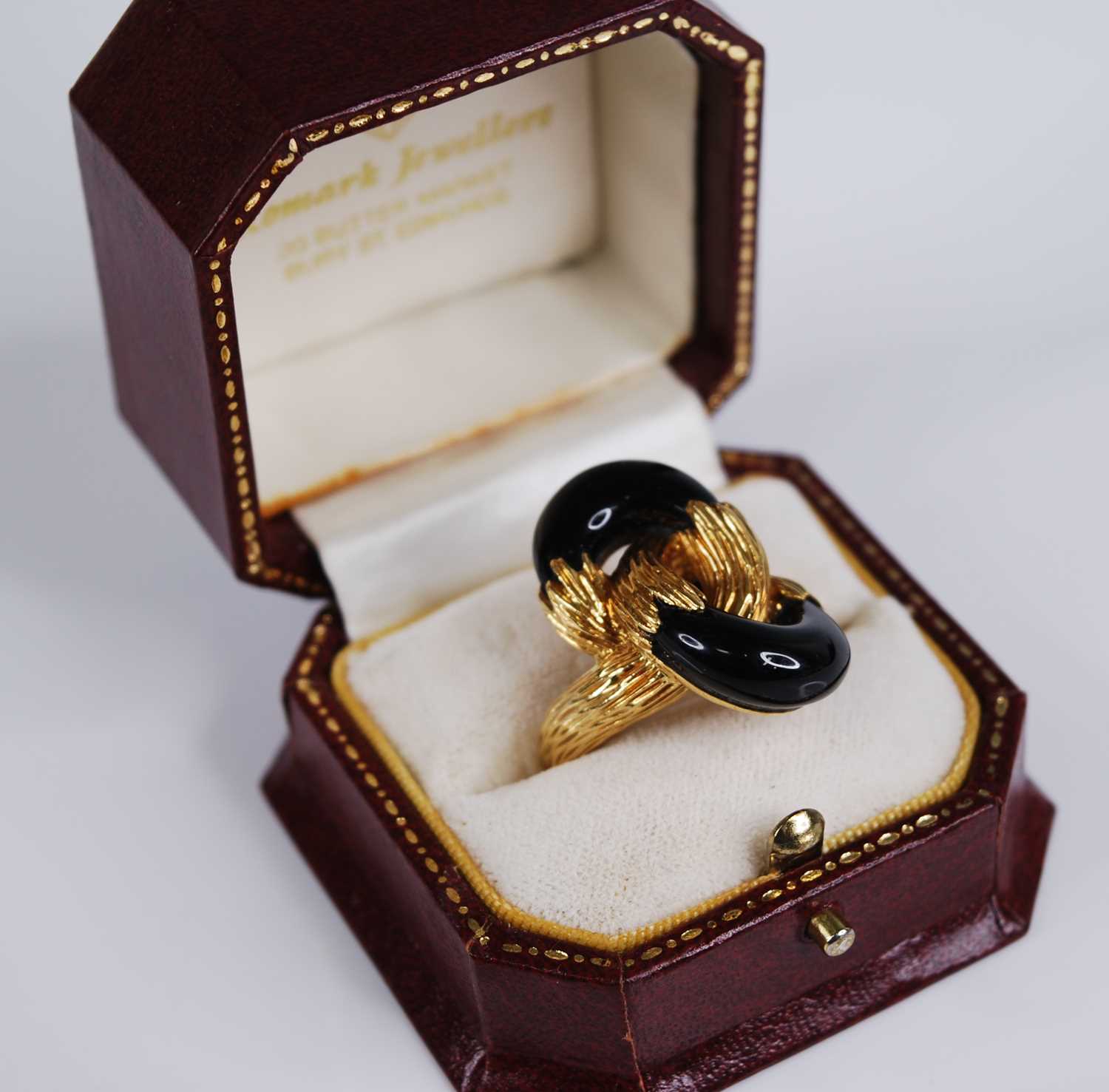 A Kutchinsky 18ct gold and black onyx set dress ring, of interlocking design, the gold with - Bild 4 aus 4