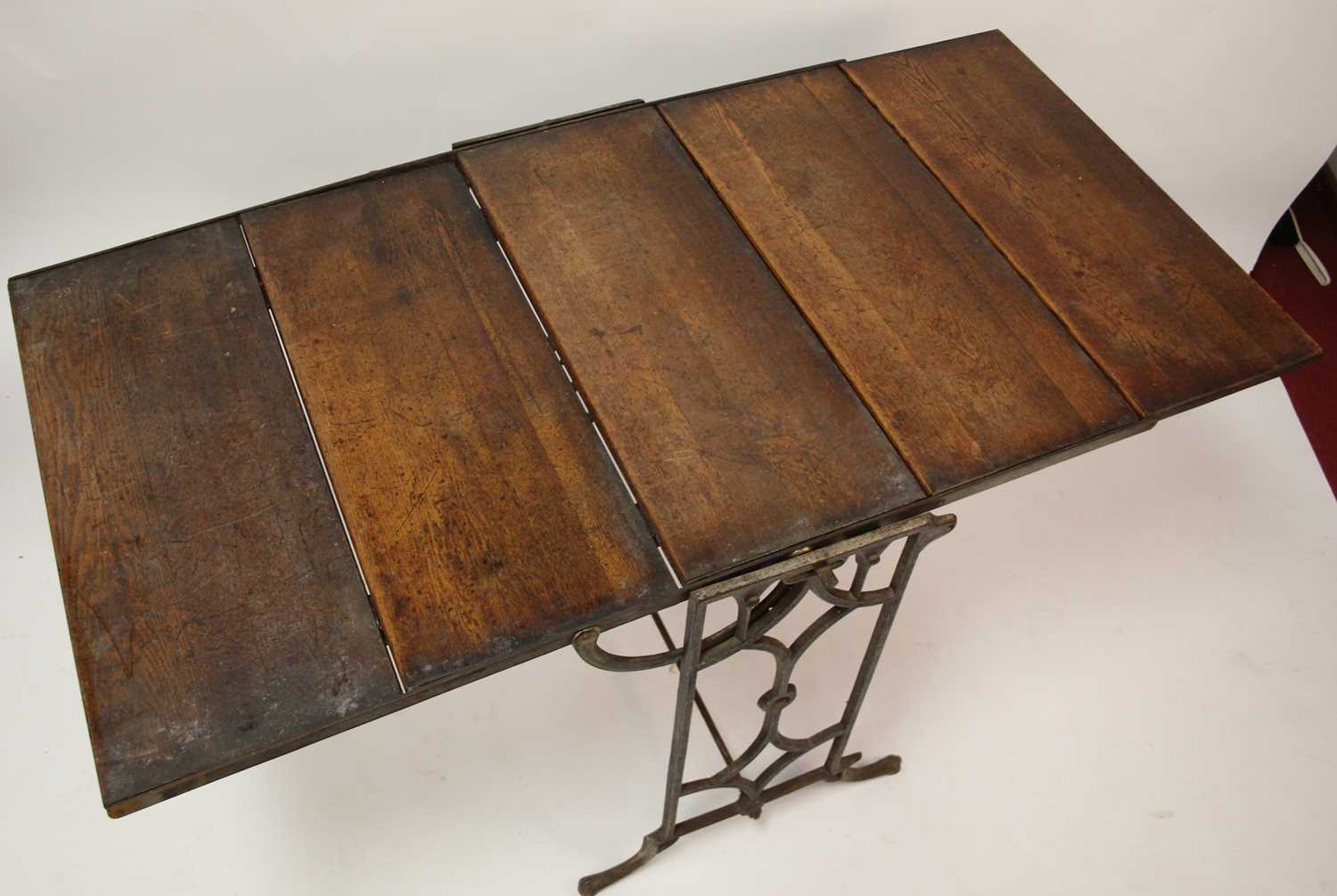 An early 20th century French oak and wrought iron metamorphic boulangerie rack, having five open - Bild 4 aus 4