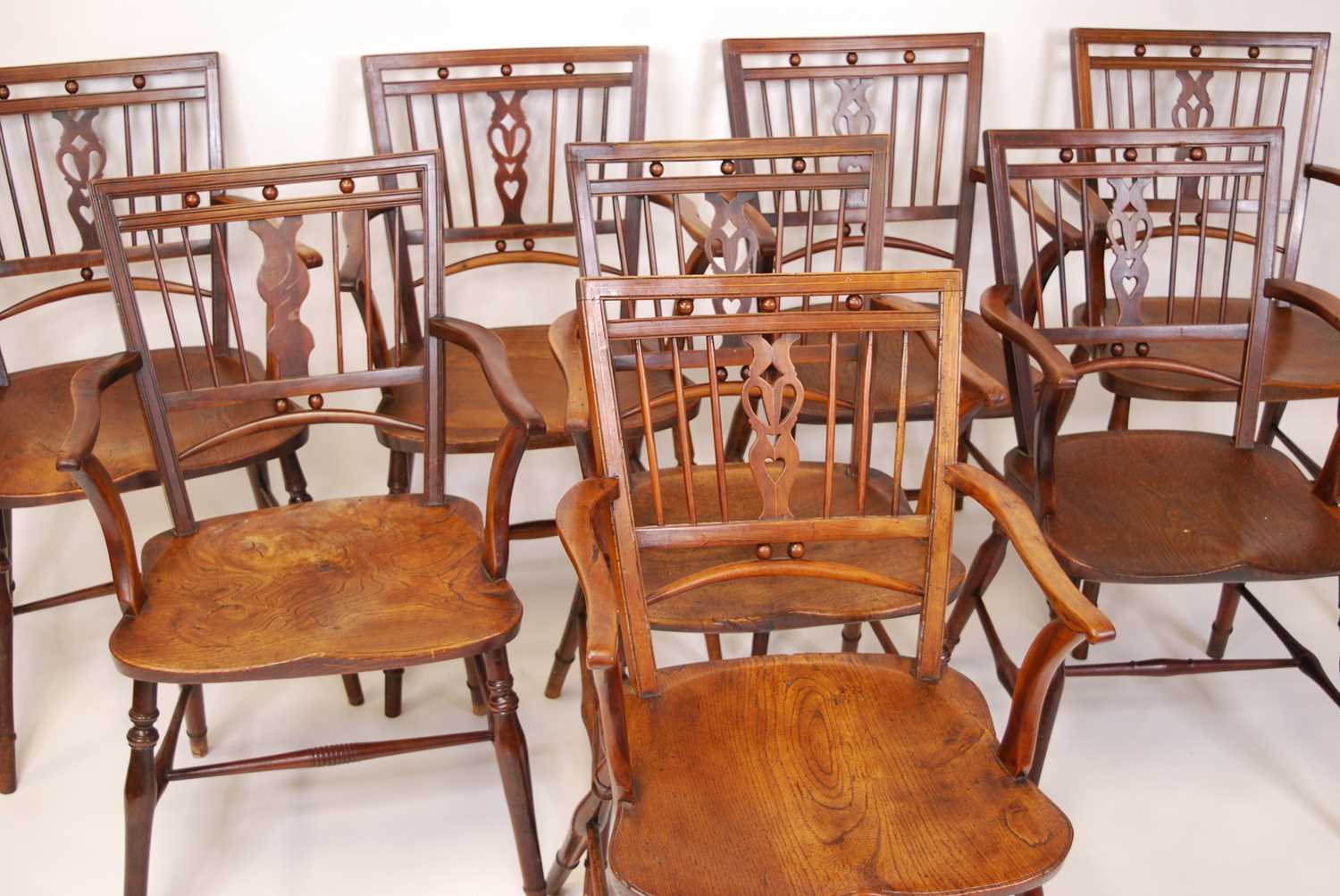 A near-set of eight early 19th century Mendlesham chairs, each having elm dished seats, further - Bild 3 aus 6