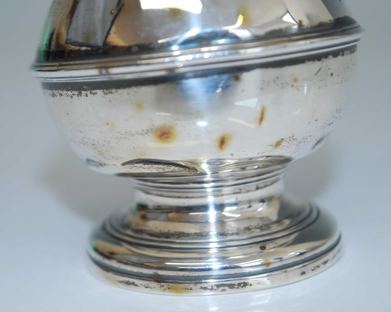 A George II silver pepperette, of belted bellied baluster form to the reeded stepped circular - Bild 4 aus 6